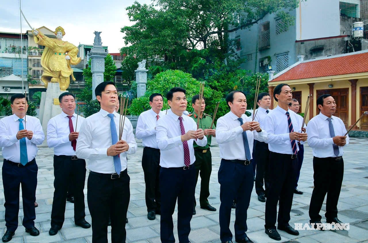 Đoàn đại biểu lãnh đạo thành phố dâng hương tại di tích cấp quốc gia Đình An Biên