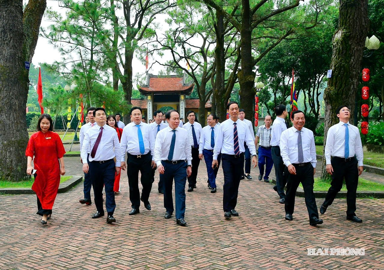 Các lãnh đạo thành phố dâng hương tại các di tích thuộc Di sản Văn hóa thế giới Côn Sơn-Kiếp Bạc