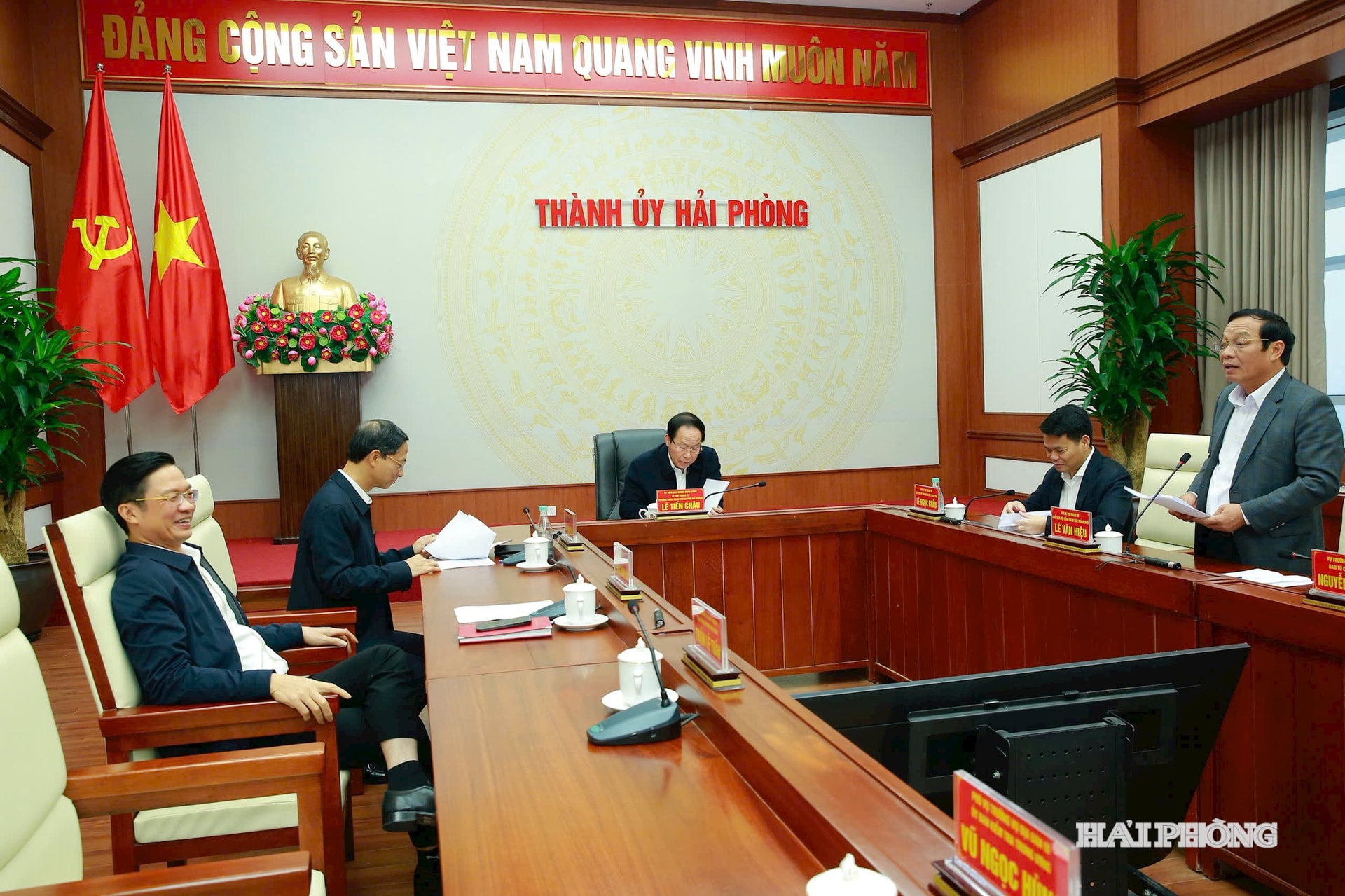 Trước đó, sáng cùng ngày, Thường trực Thành uỷ Hải Phòng họp để dự kiến giới thiệu người ứng cử đại biểu HĐND thành phố nhiệm kỳ 2026 - 2031.