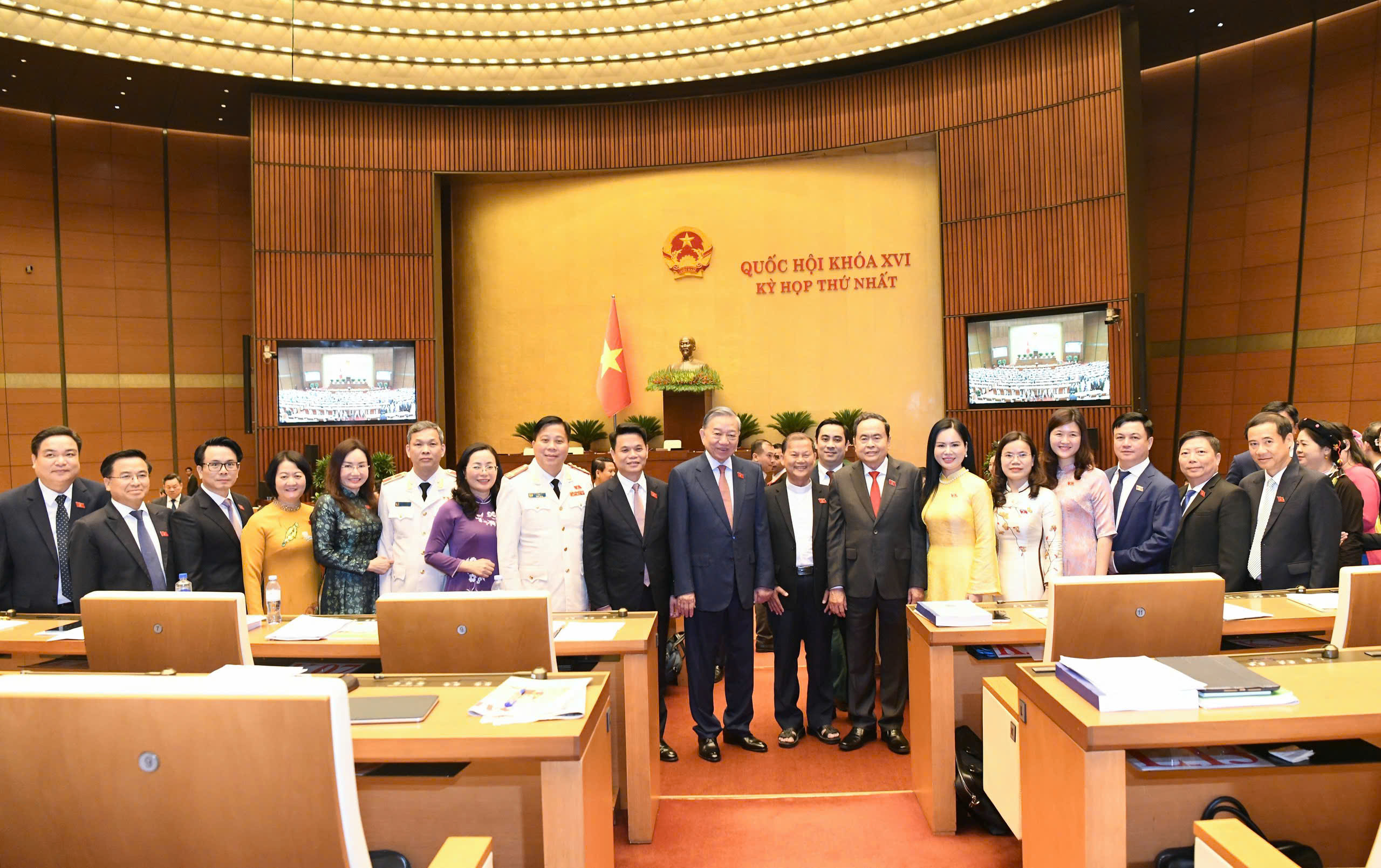 [ẢNH] Đoàn Đại biểu Quốc hội Hải Phòng khoá XVI chụp ảnh lưu niệm với đồng chí Tổng Bí thư Tô Lâm, đồng chí Chủ tịch Quốc hội Trần Thanh Mẫn và các đại biểu dự Kỳ họp thứ nhất, Quốc hội khoá XVI